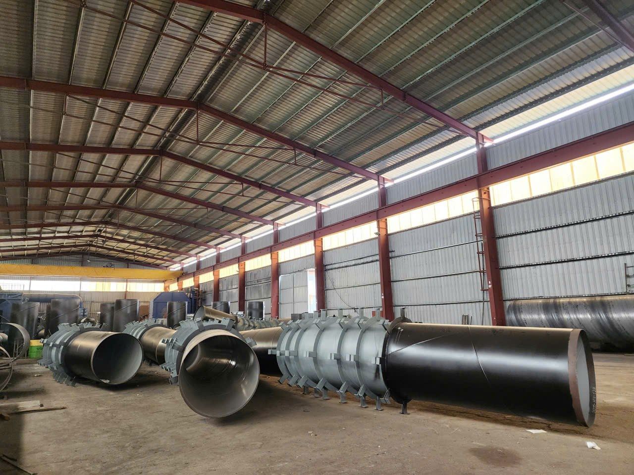 Ống thép đường kính lớn tập kết dọc lòng nhà kho